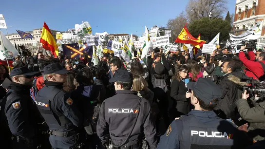 Imagen de archivo de varios policías en un cordón de seguridad durante una concentración organizada por agricultores y ganaderos en Madrid. Imagen de archivo de varios policías en un cordón de seguridad durante una concentración organizada por agricultores y ganaderos en Madrid.