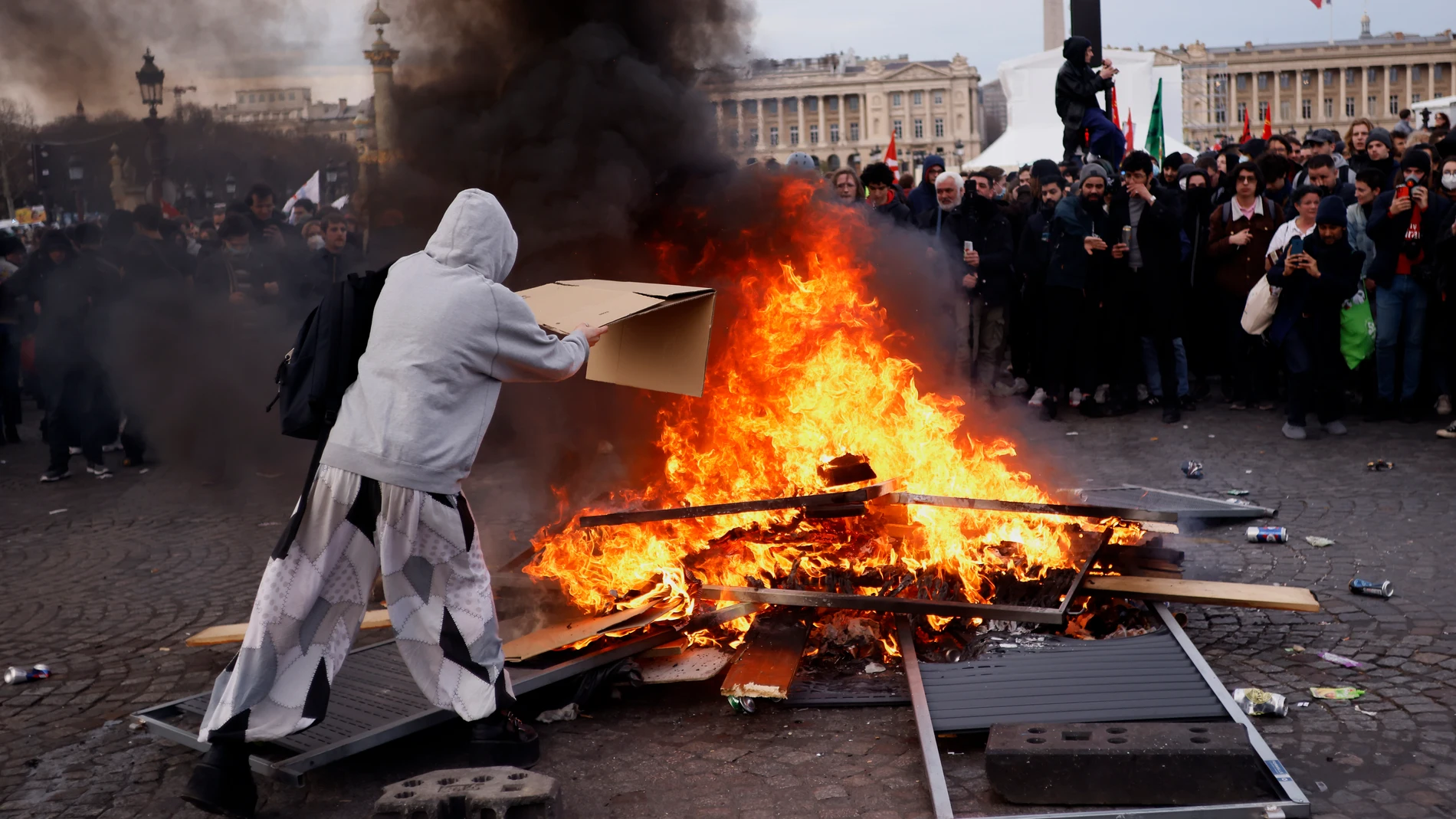 Protesta contra la reforma de las pensiones en las inmediaciones de la Asamblea Nacional en París, Francia