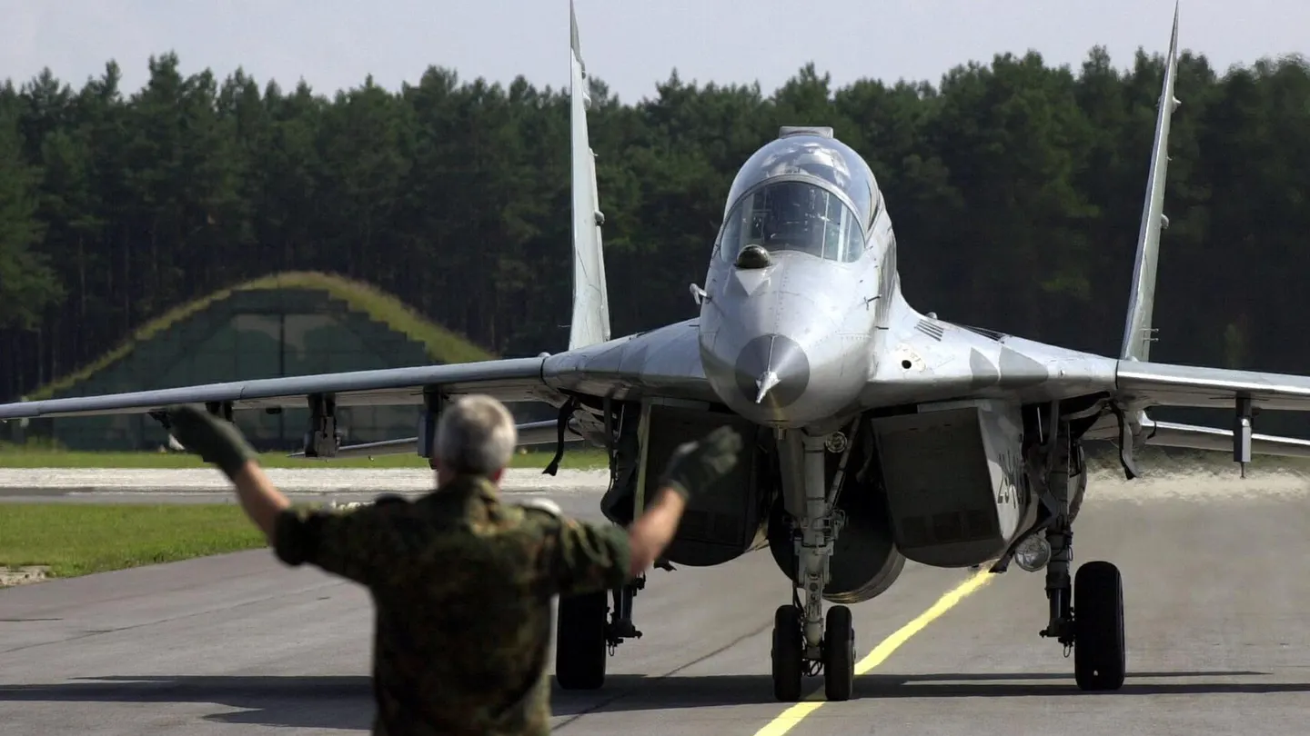 Caza MiG-29 de la fuerza aérea polaca. Caza MiG-29 de la fuerza aérea polaca.
