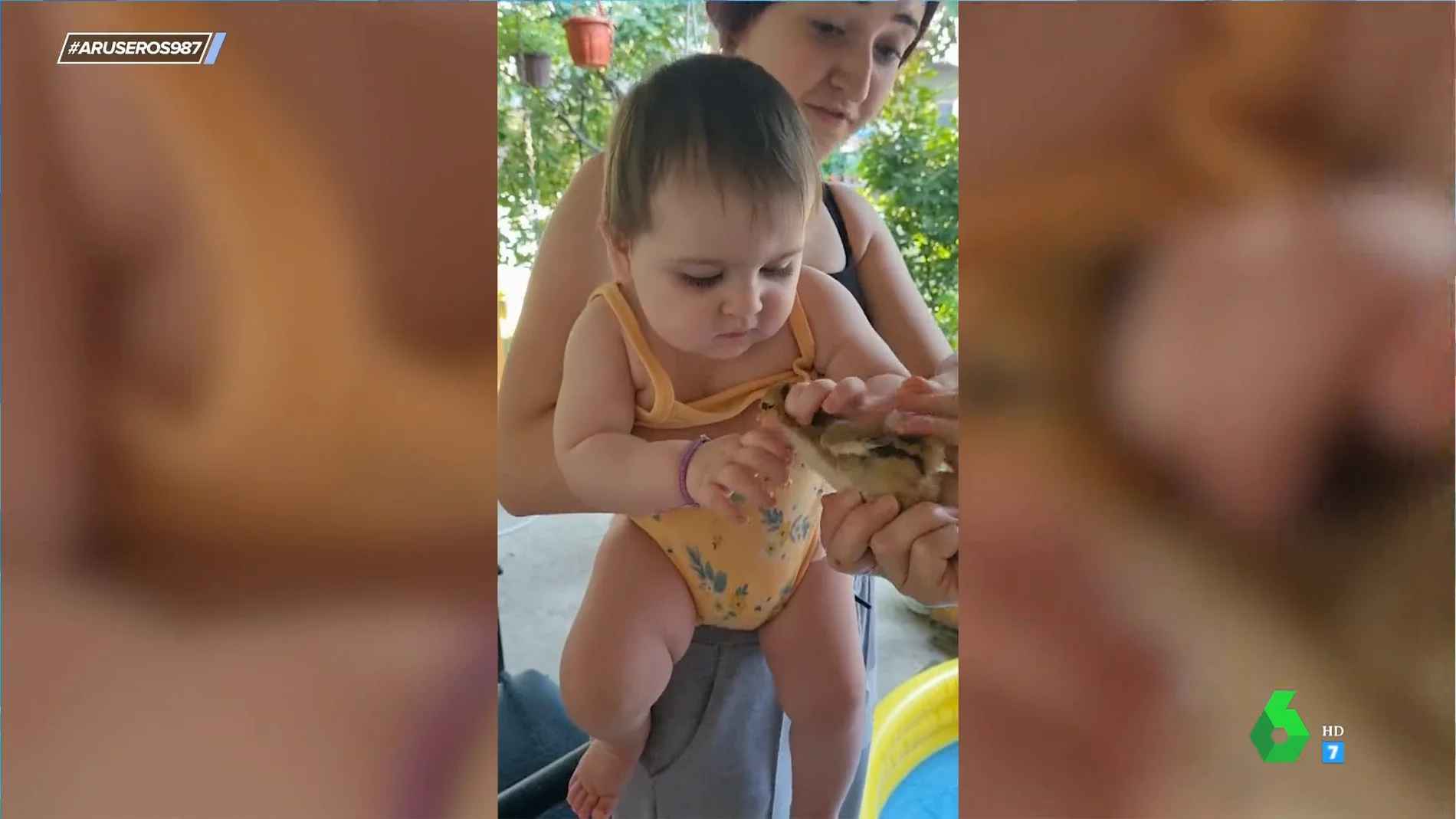 La sorprendente reacción de este bebé cuando ve a un pollito por primera vez: "No le hace ascos a nada"