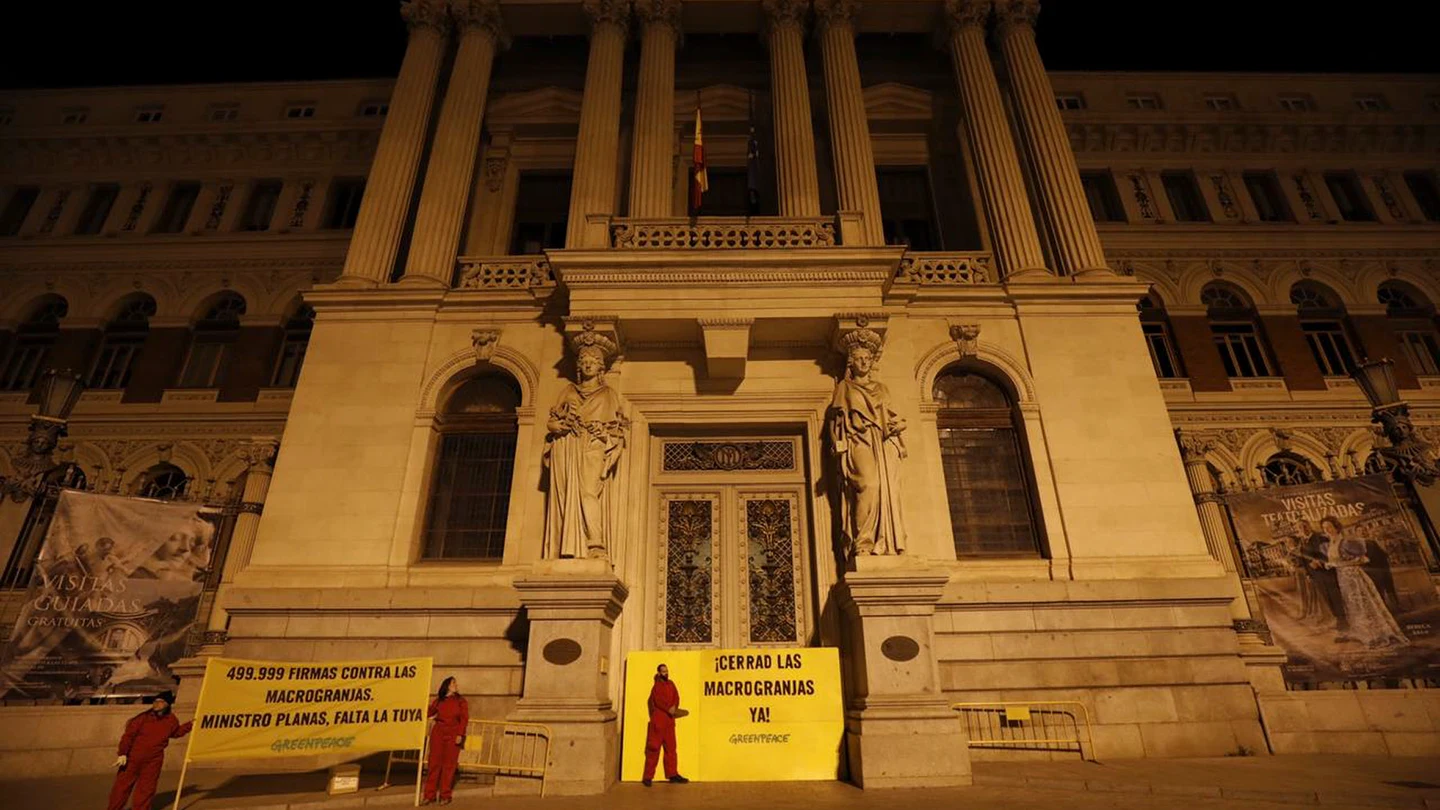 Activistas de Greenpeace bloquean los accesos al Ministerio de Agricultura por el fin de las macrogranjas Activistas de Greenpeace bloquean los accesos al Ministerio de Agricultura por el fin de las macrogranjas