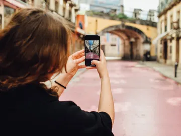 Chica haciendo fotos en Lisboa Chica haciendo fotos en Lisboa