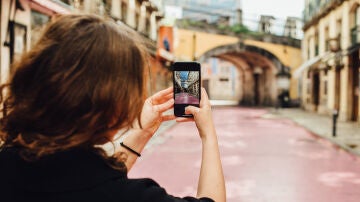 Chica haciendo fotos en Lisboa