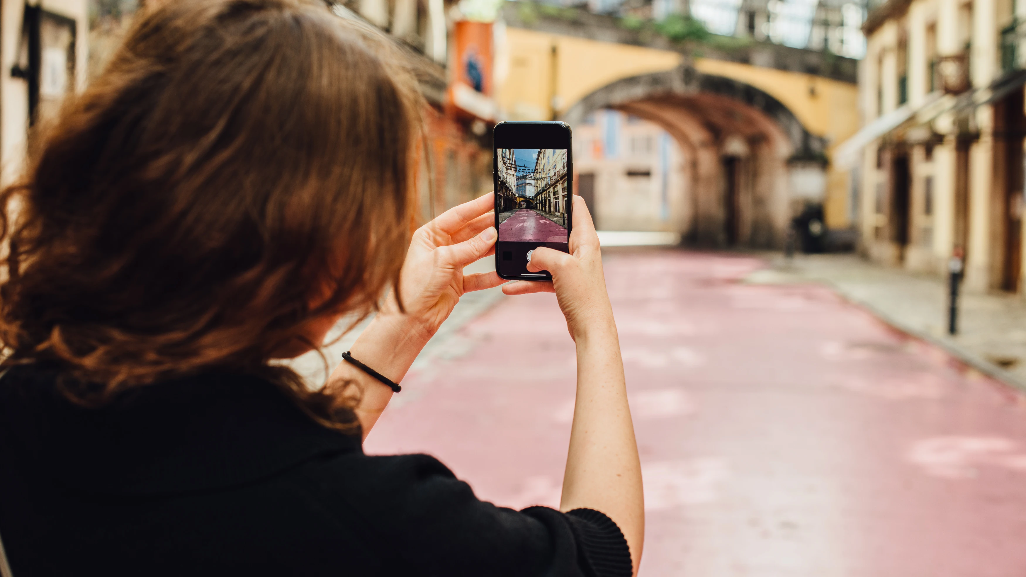 Chica haciendo fotos en Lisboa