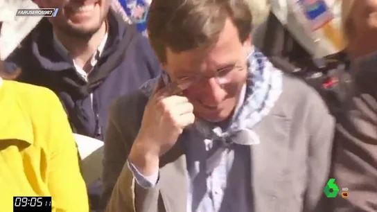 La curiosa petición del 'speaker' de las Fallas de Valencia a Almeida: "Por favor, no toque nada" La curiosa petición del 'speaker' de las Fallas de Valencia a Almeida: "Por favor, no toque nada"