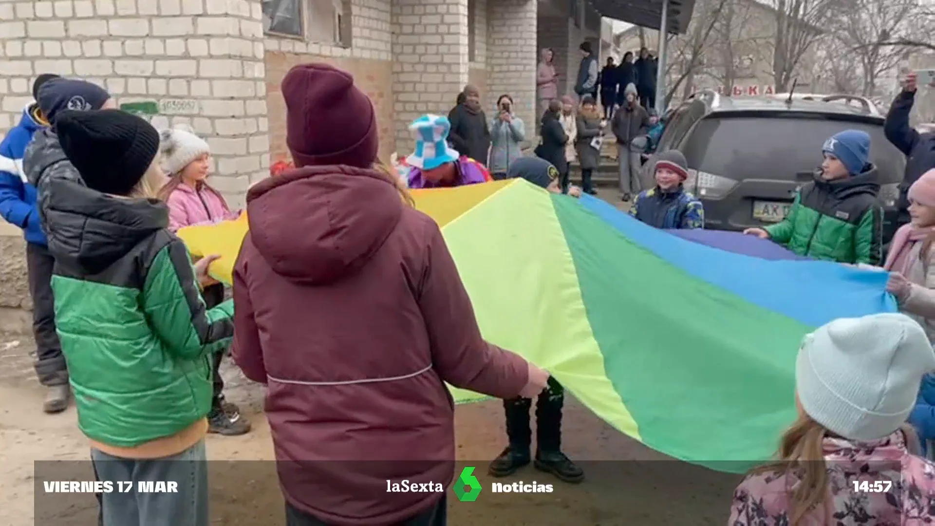 El grupo de payasos voluntarios que devuelve la sonrisa a los niños ucranianos en el frente