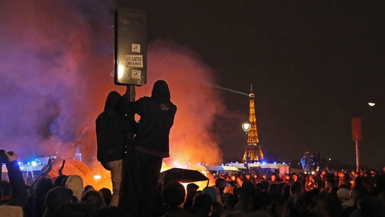 Plus de 60 personnes arrêtées le deuxième jour des troubles à Paris pour protester contre la réforme des retraites