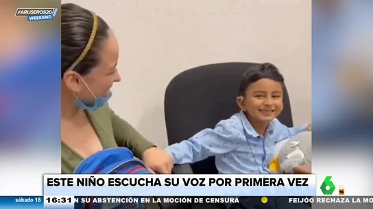 El tierno momento en en el que un niño habla y escucha su voz por primera vez El tierno momento en en el que un niño habla y escucha su voz por primera vez