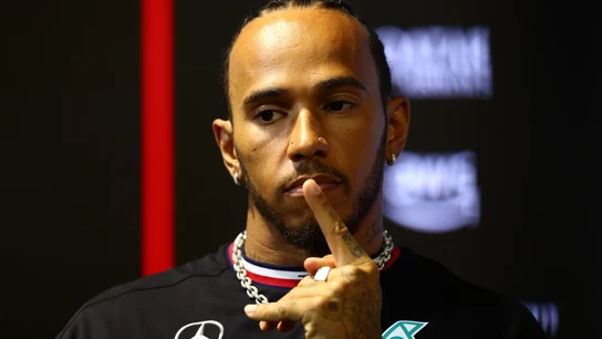 Lewis Hamilton, con gesto de duda Lewis Hamilton, con gesto de duda