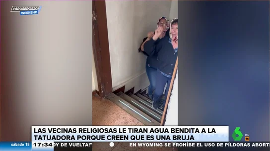 Lanzan agua bendita a una tatuadora al creer que es una bruja: la insólita escena vivida en Bogotá Lanzan agua bendita a una tatuadora al creer que es una bruja: la insólita escena vivida en Bogotá