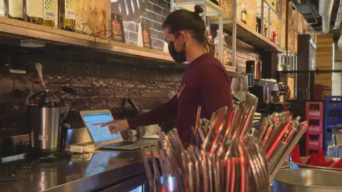 Un camarero trabaja en un bar