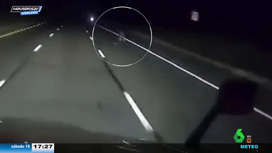 Esta es la misteriosa figura grabada por un camionero en plena noche Esta es la misteriosa figura grabada por un camionero en plena noche