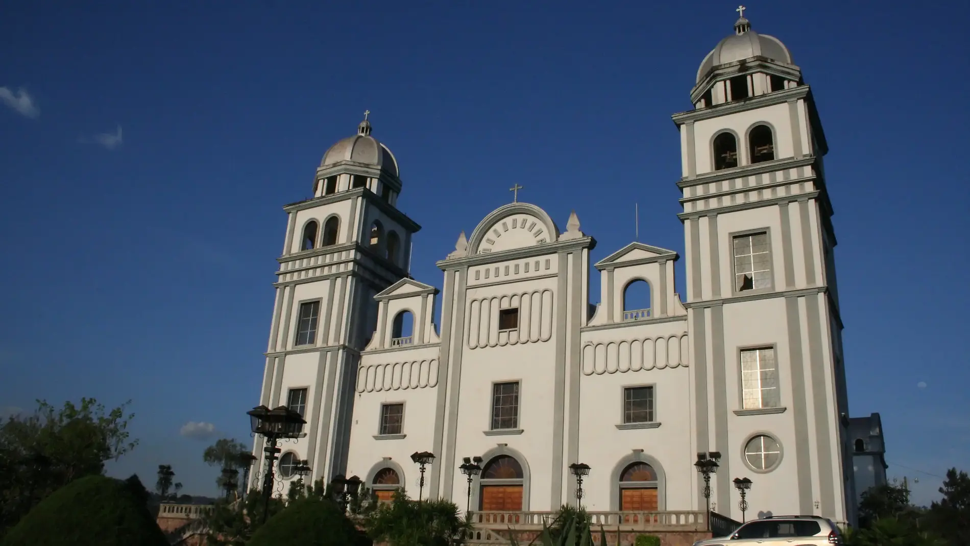 Basílica de Nuestra Señora de Suyapa de Tegucigalpa: ¿Sabías que el altar principal es obra de un artista español?