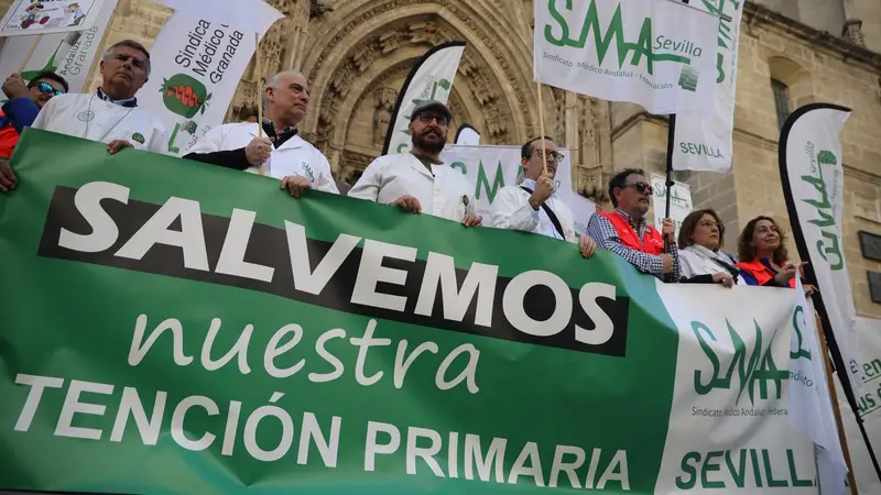 Imagen de la protesta en Sevilla por la situación de la Atención Primaria en Andalucía