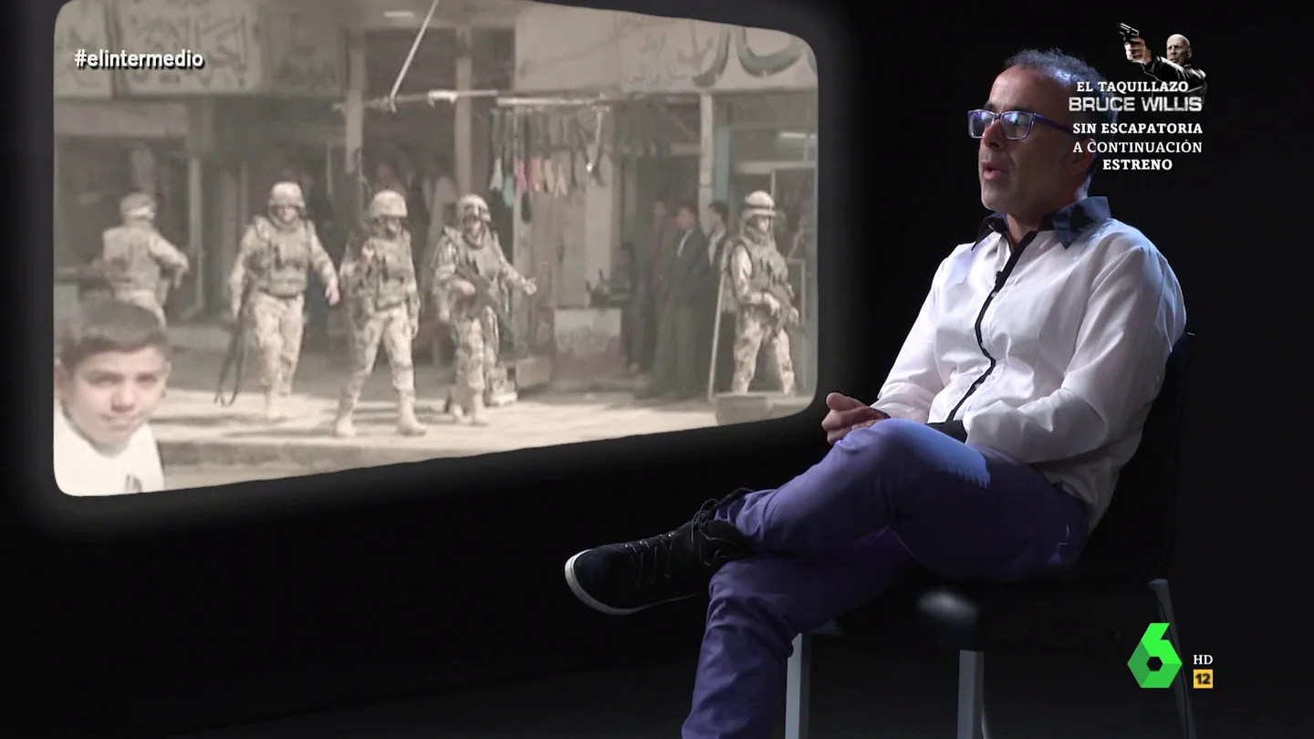 El duro relato de un exmilitar español en la guerra de Irak: Tenías que disparar para defenderte a ti y a tus compañeros "A los diez días de llegar allí empezaron los ataques directos a nuestra base y nos dimos cuenta de que no era a lo que nos habían contado que íbamos", explica a Andrea Ropero Fernando Tello, exsoldado español que estuvo destinado en Irak.