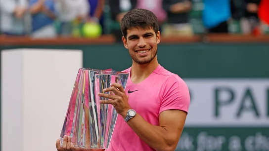 Carlos Alcaraz celebra su título de Indian Wells tras vencer al ruso Daniil Medvedev Carlos Alcaraz celebra su título de Indian Wells tras vencer al ruso Daniil Medvedev
