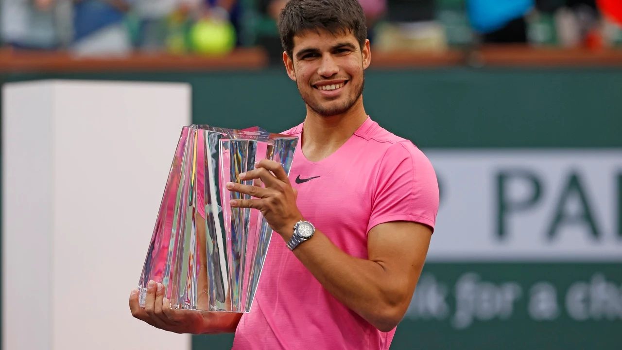 Carlos Alcaraz celebra su título de Indian Wells tras vencer al ruso Daniil Medvedev