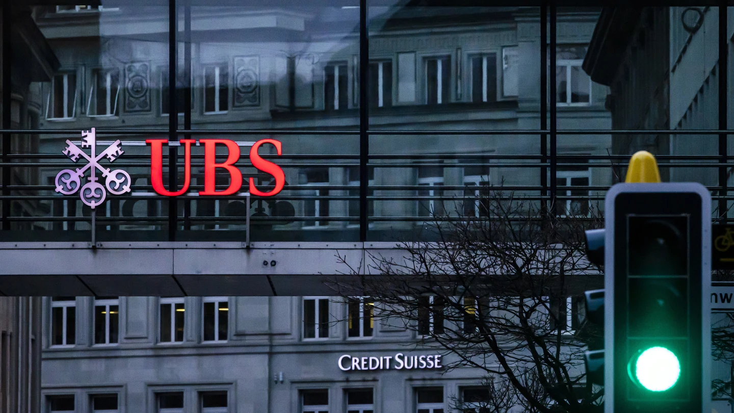 La incertidumbre y los riesgos del histórico rescate del Credit Suisse resienten las bolsas mundiales La incertidumbre y los riesgos del histórico rescate del Credit Suisse resienten las bolsas mundiales