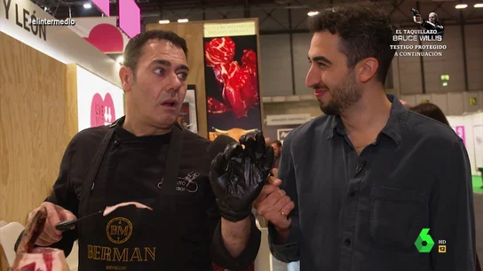 El duelo de chistes de veganos entre Isma Juárez y un cortador de jamón en plena feria de la carne "El 99% de los que vienen a mi jamón show hacen el amor esa noche", le comenta un cortador de jamón a Isma Juárez en 'Meat Attraction', la feria de la carne más grande de España. Su entrevista, donde también hablan de veganismo, en este vídeo.