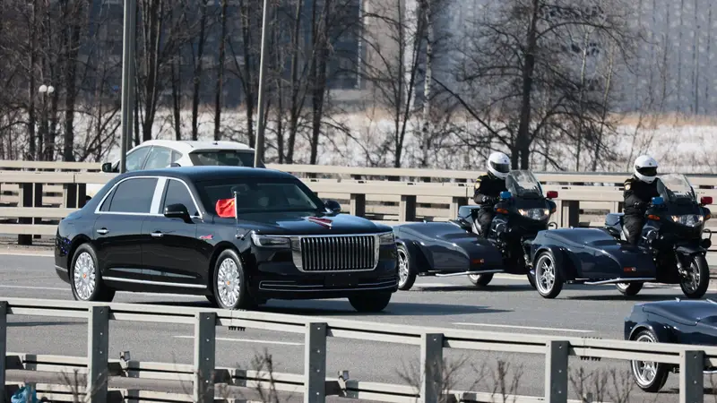 La caravana del presidente chino, Xi Jinping, sale del aeropuerto gubernamental Vnukovo-2 en las afueras de Moscú, Rusia.