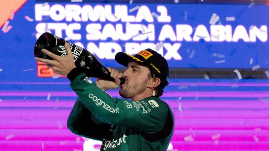 Fernando Alonso degusta el sabor del podio en Jeddah Fernando Alonso degusta el sabor del podio en Jeddah