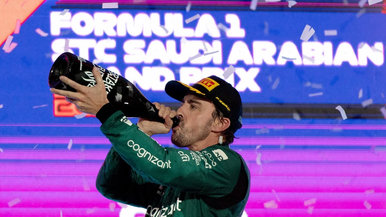 Fernando Alonso degusta el sabor del podio en Jeddah