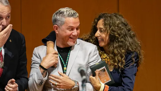 Alejandro Sanz y Rosario Flores, en nombre de su madre a título póstumo, tras recoger los títulos de Hijo e Hija predilectos de la provincia de Cádiz. Alejandro Sanz y Rosario Flores, en nombre de su madre a título póstumo, tras recoger los títulos de Hijo e Hija predilectos de la provincia de Cádiz.