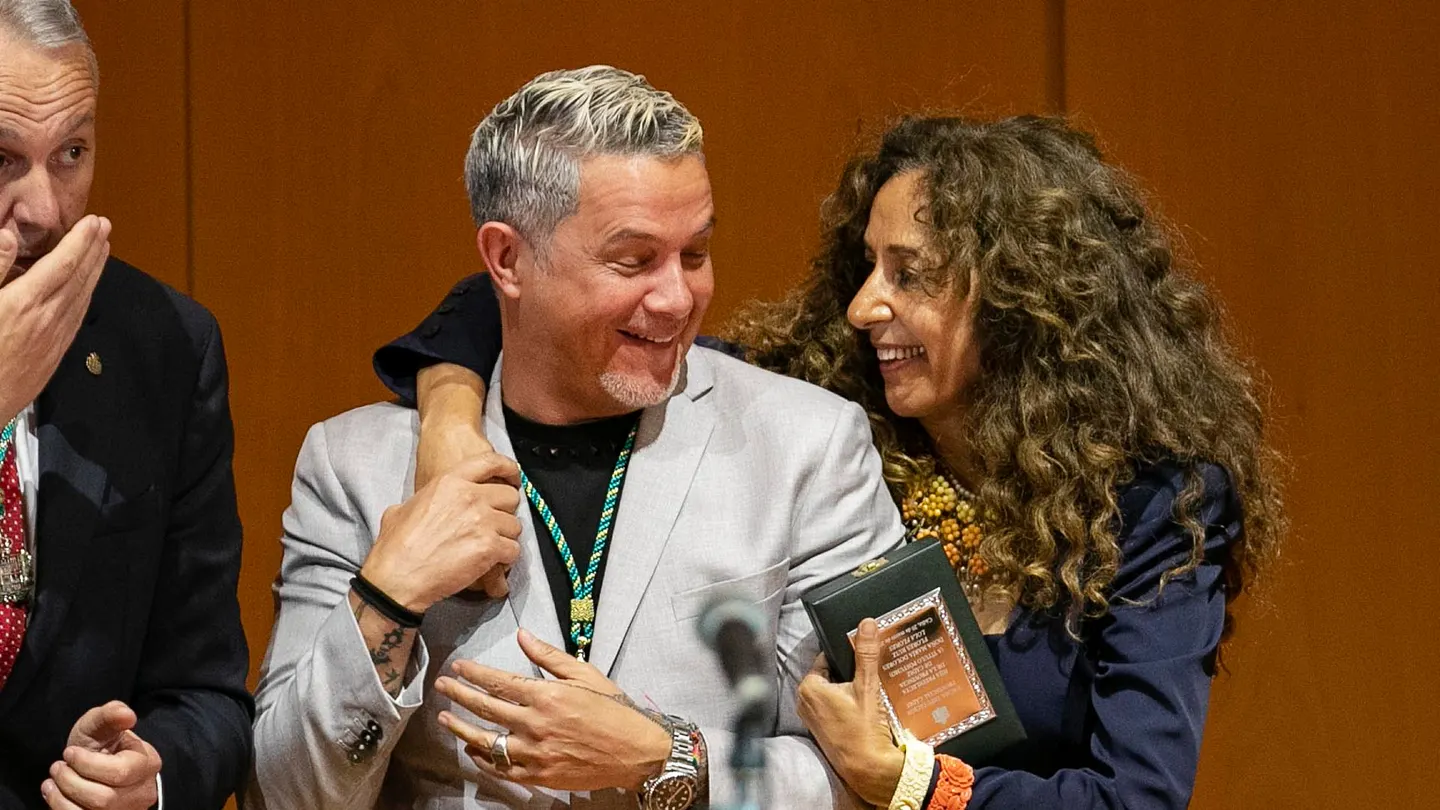 Alejandro Sanz y Rosario Flores, en nombre de su madre a título póstumo, tras recoger los títulos de Hijo e Hija predilectos de la provincia de Cádiz. Alejandro Sanz y Rosario Flores, en nombre de su madre a título póstumo, tras recoger los títulos de Hijo e Hija predilectos de la provincia de Cádiz.