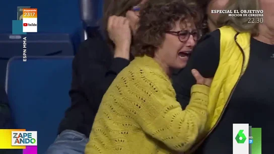 La reacción viral de una madre al ver perder a su hijo en un combate de lucha libre: así destroza sus gafas La reacción viral de una madre al ver perder a su hijo en un combate de lucha libre: así destroza sus gafas
