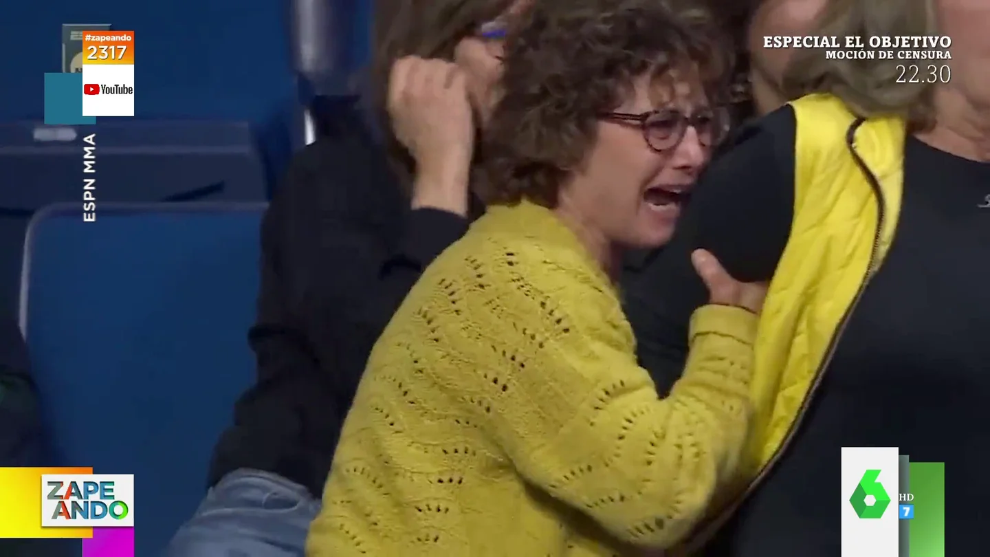 La reacción viral de una madre al ver perder a su hijo en un combate de lucha libre: así destroza sus gafas La reacción viral de una madre al ver perder a su hijo en un combate de lucha libre: así destroza sus gafas