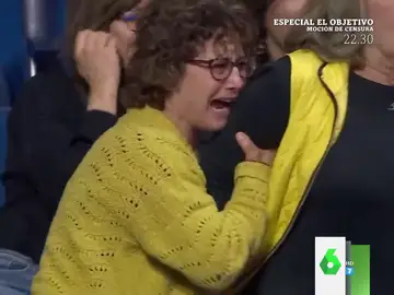 La reacción viral de una madre al ver perder a su hijo en un combate de lucha libre: así destroza sus gafas 