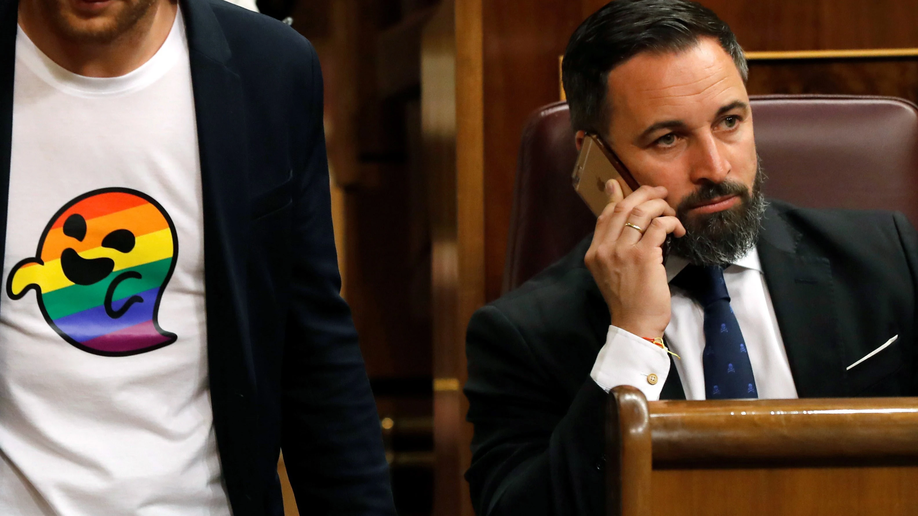 Santiago Abascal, a la derecha, junto al diputado Arnau Ramirez con una camiseta con logo de Gaysper en 2019