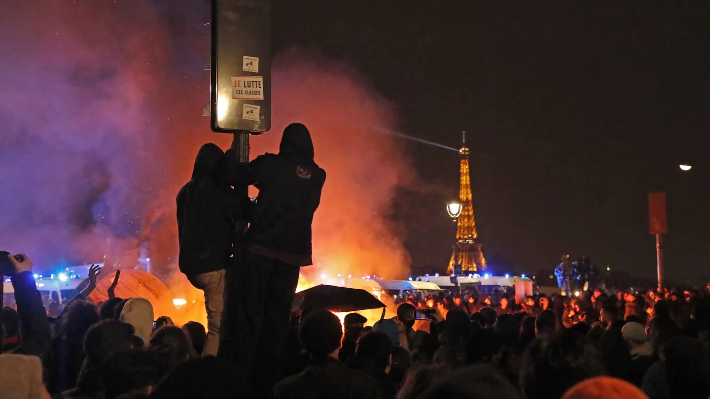 Una de las protestas registradas en París este viernes contra la reforma de las pensiones. Una de las protestas registradas en París este viernes contra la reforma de las pensiones.