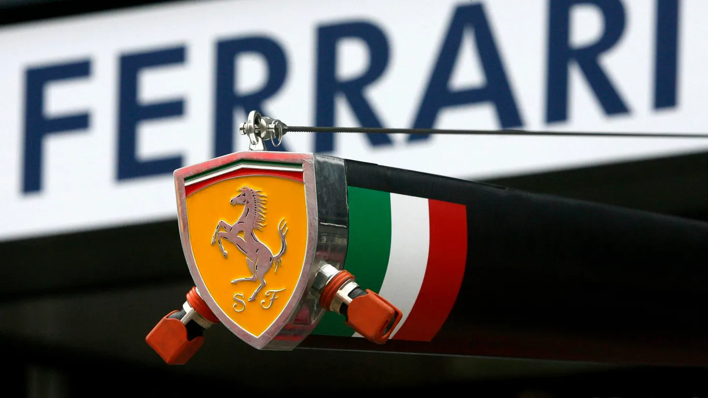El logo de la escudería de Ferrari en una foto de archivo. El logo de la escudería de Ferrari en una foto de archivo.