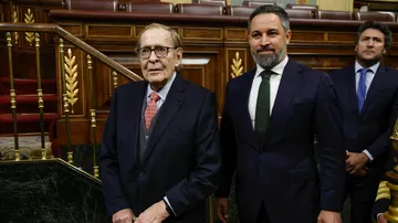Ramón Tamames (i), junto al líder de Vox, Santiago Abascal (d) a su llegada este martes al Congreso de los Diputados. 