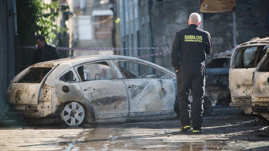 Un agente de la Guardia Civil toma muestra de los vehículos calcinados. Un agente de la Guardia Civil toma muestra de los vehículos calcinados.