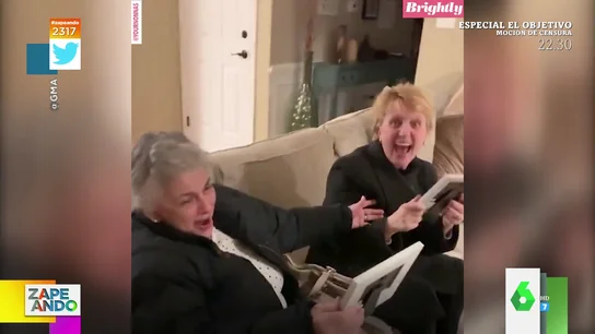 La divertida reacción de dos señoras al descubrir que van a ser abuelas La divertida reacción de dos señoras al descubrir que van a ser abuelas
