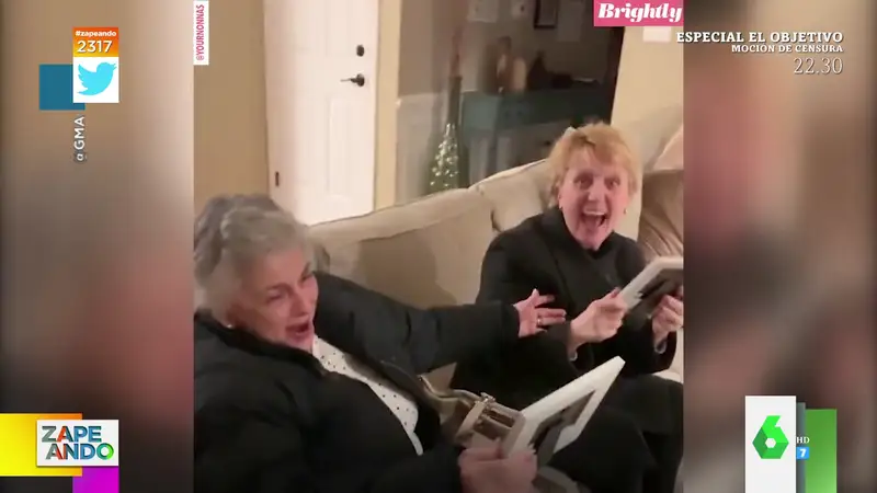 La divertida reacción de dos señoras al descubrir que van a ser abuelas