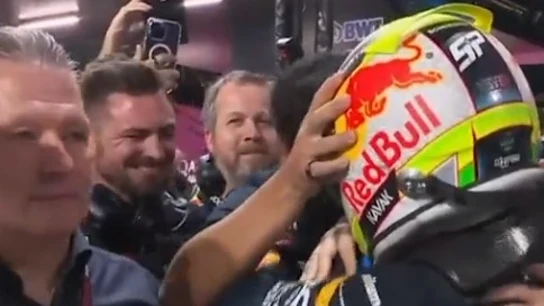 Así fue el tenso momento entre el padre de Verstappen y Sergio Pérez Así fue el tenso momento entre el padre de Verstappen y Sergio Pérez