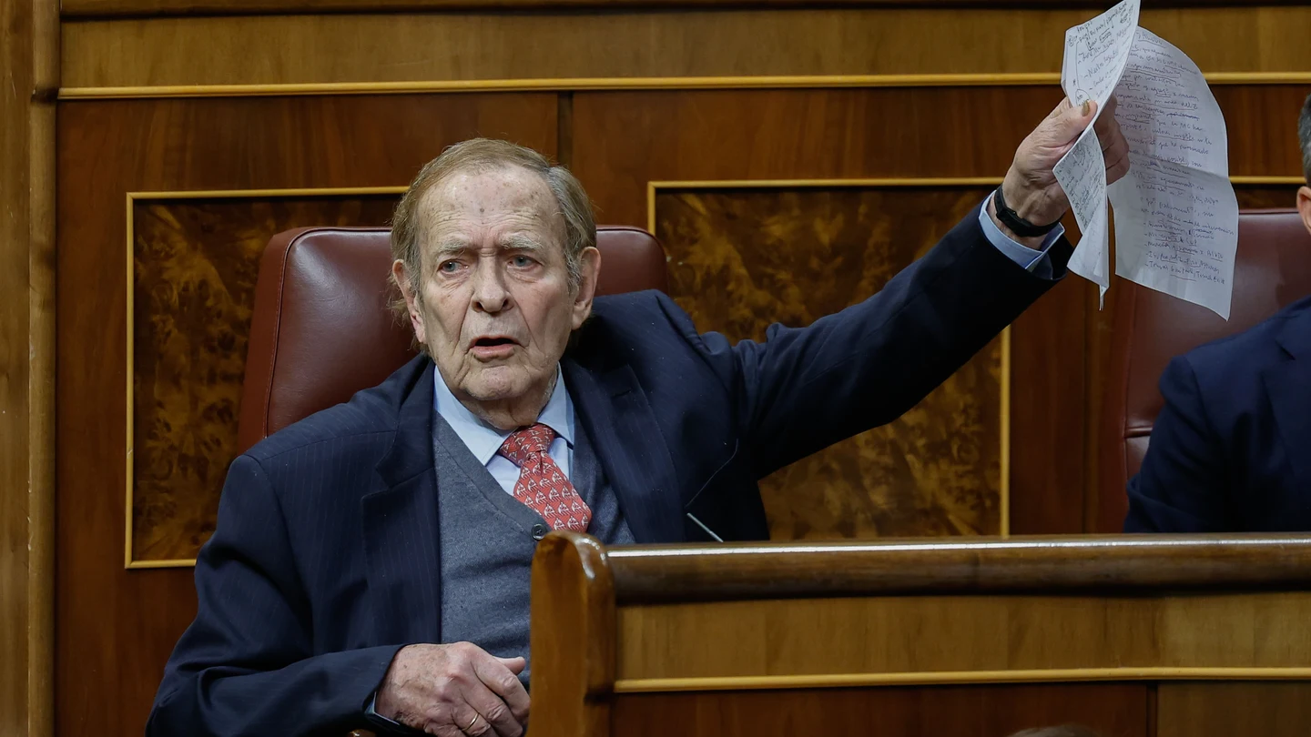 El profesor Ramón Tamames (c) levanta sus notas en respuesta a una de las intervenciones durante la segunda y última jornada del debate de la moción de censura. El profesor Ramón Tamames (c) levanta sus notas en respuesta a una de las intervenciones durante la segunda y última jornada del debate de la moción de censura.