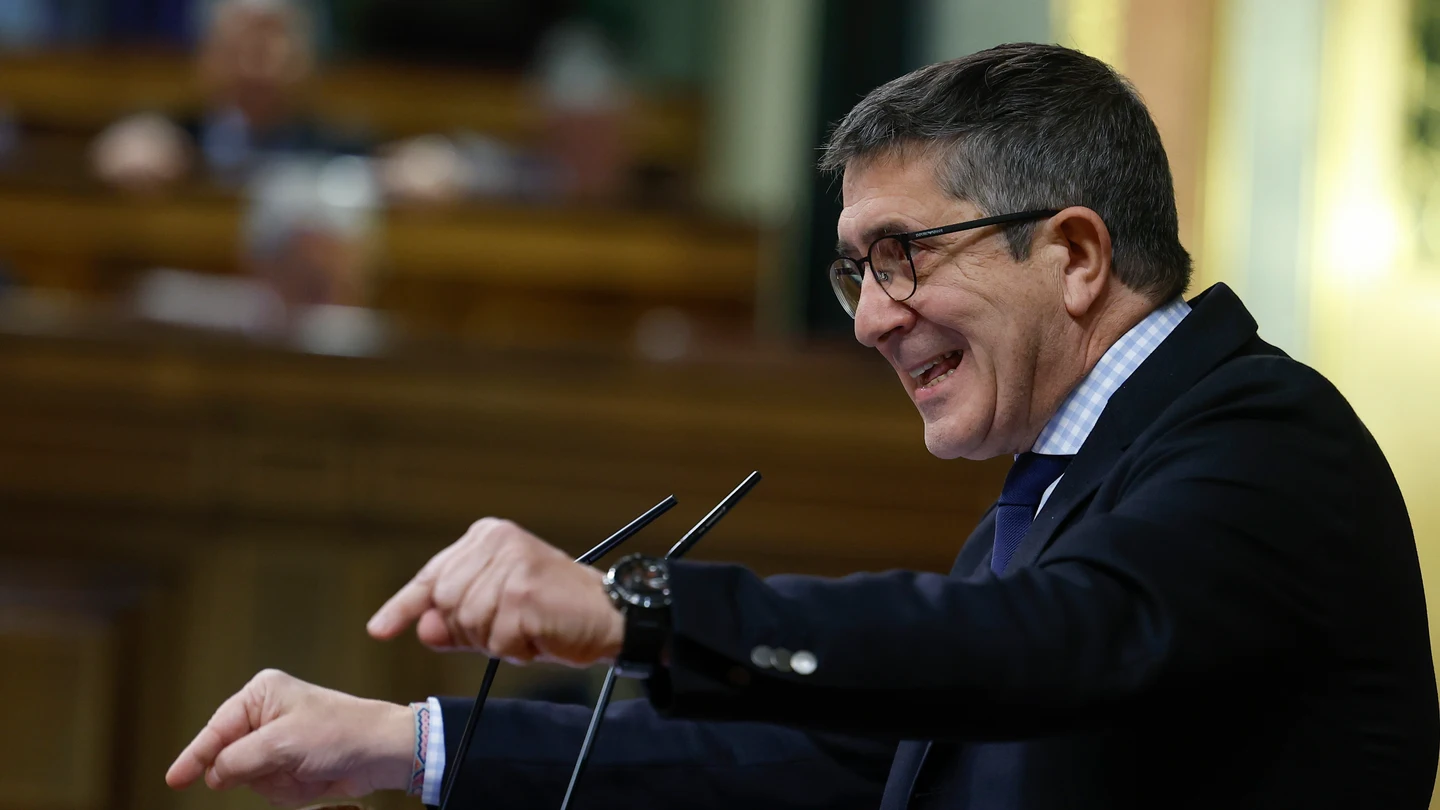 El portavoz del PSOE, Patxi López, durante su intervención en la segunda y última jornada del debate de la moción de censura que impulsa Vox. El portavoz del PSOE, Patxi López, durante su intervención en la segunda y última jornada del debate de la moción de censura que impulsa Vox.