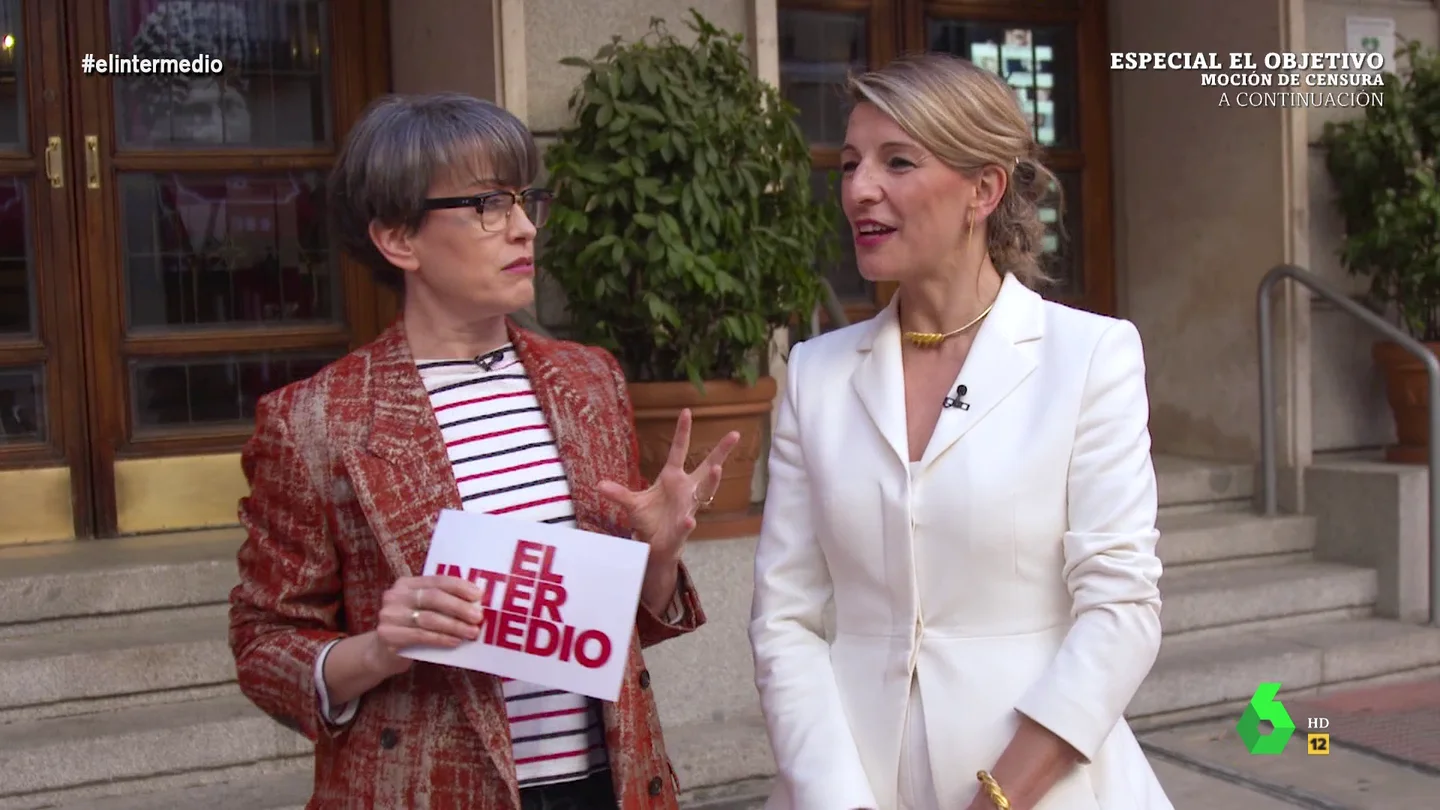 Yolanda Díaz confiesa a Thais Villas por qué ha ido de "blanco roto" en la moción de censura Yolanda Díaz confiesa a Thais Villas por qué ha ido de "blanco roto" en la moción de censura