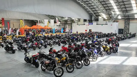 El aparcamiento interior gratuito para motos, desde dentro El aparcamiento interior gratuito para motos, desde dentro