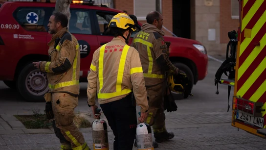 Efectivos de Bombers de la Generalitat trabajan en el estudio de la finca incendiada en Rubí (Barcelona). Efectivos de Bombers de la Generalitat trabajan en el estudio de la finca incendiada en Rubí (Barcelona).