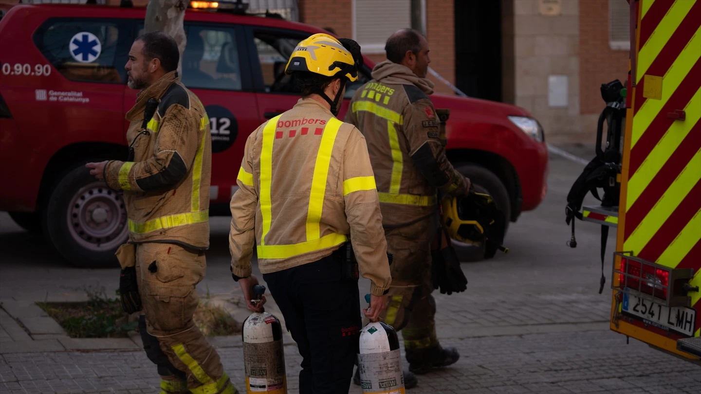 Efectivos de Bombers de la Generalitat trabajan en el estudio de la finca incendiada en Rubí (Barcelona). Efectivos de Bombers de la Generalitat trabajan en el estudio de la finca incendiada en Rubí (Barcelona).