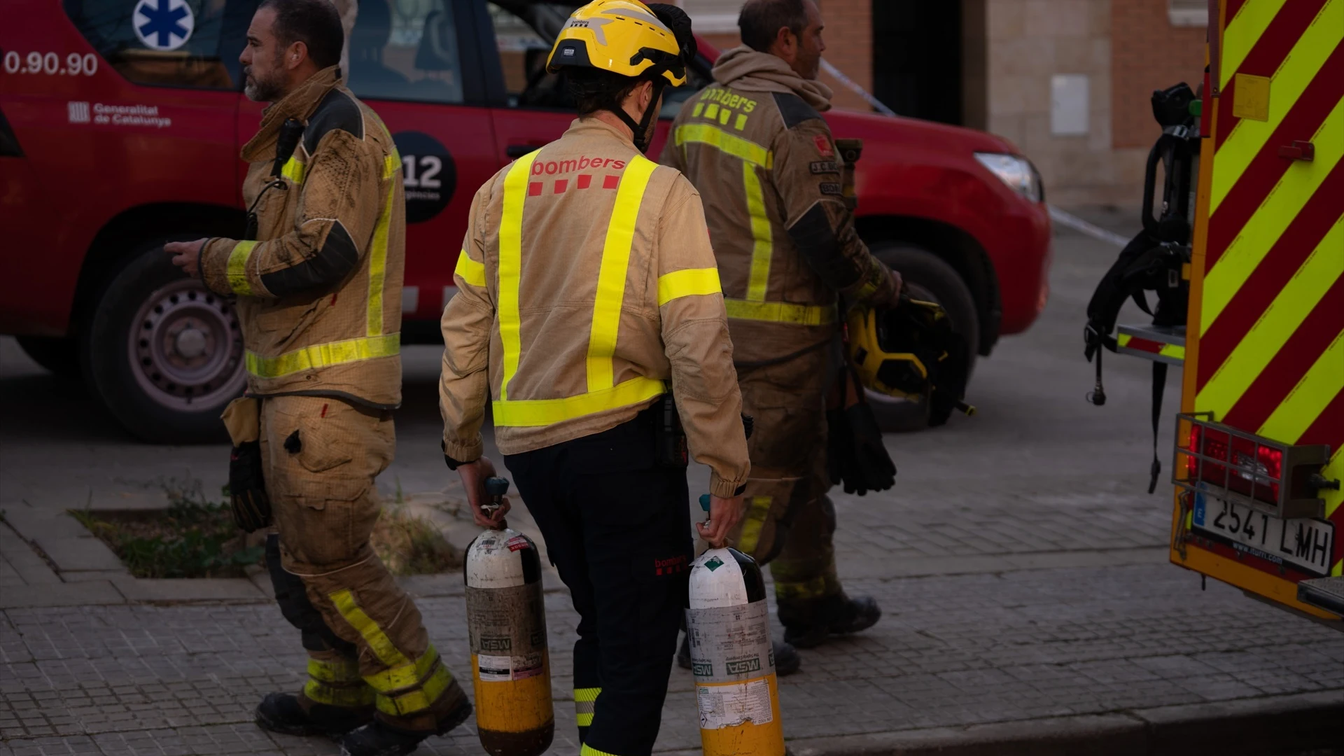 Efectivos de Bombers de la Generalitat trabajan en el estudio de la finca incendiada en Rubí (Barcelona).