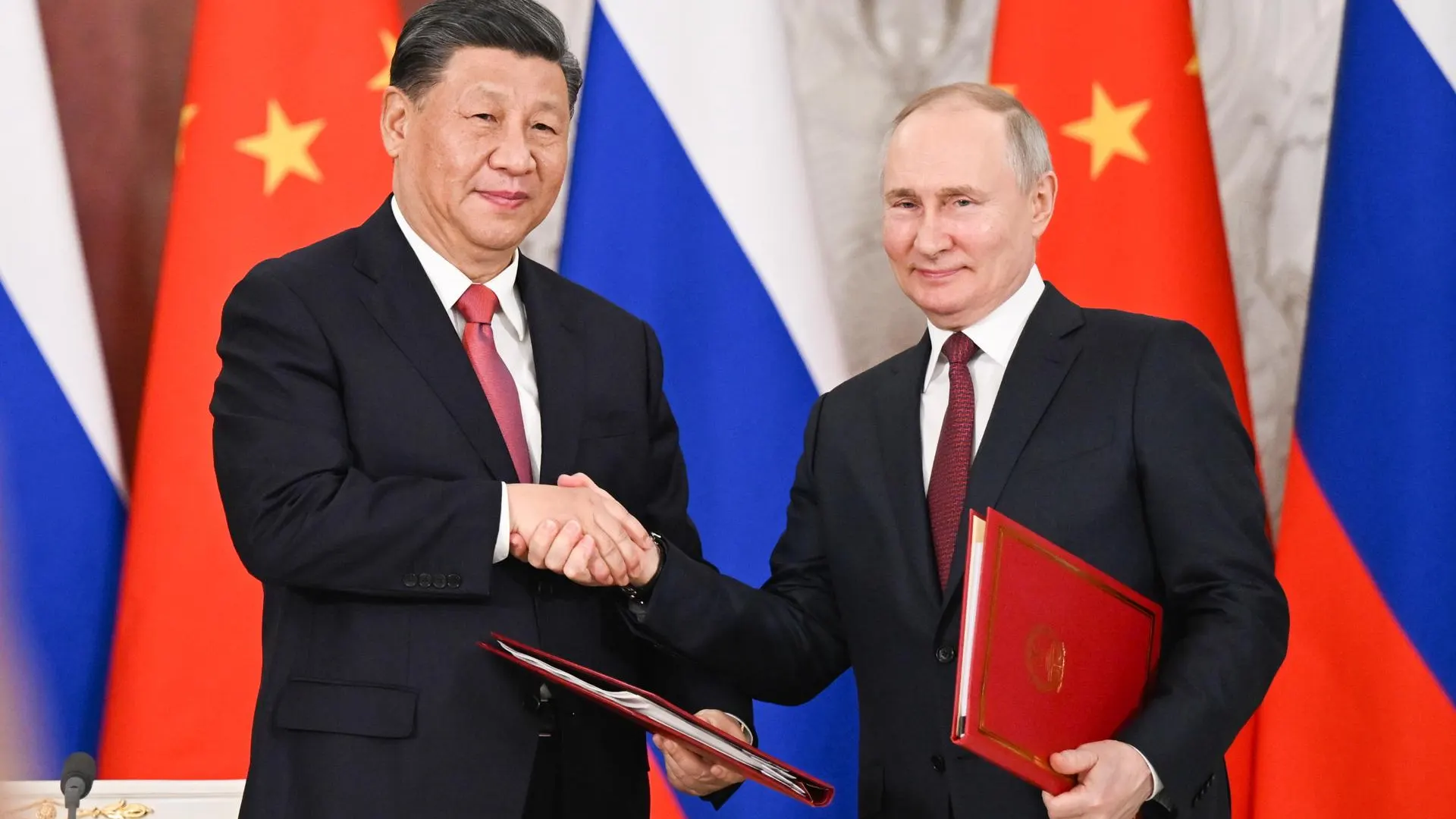 El presidente chino, Xi Jinping, y el presidente ruso, Vladimir Putin, se dan la mano tras firmar una Declaración Conjunta.