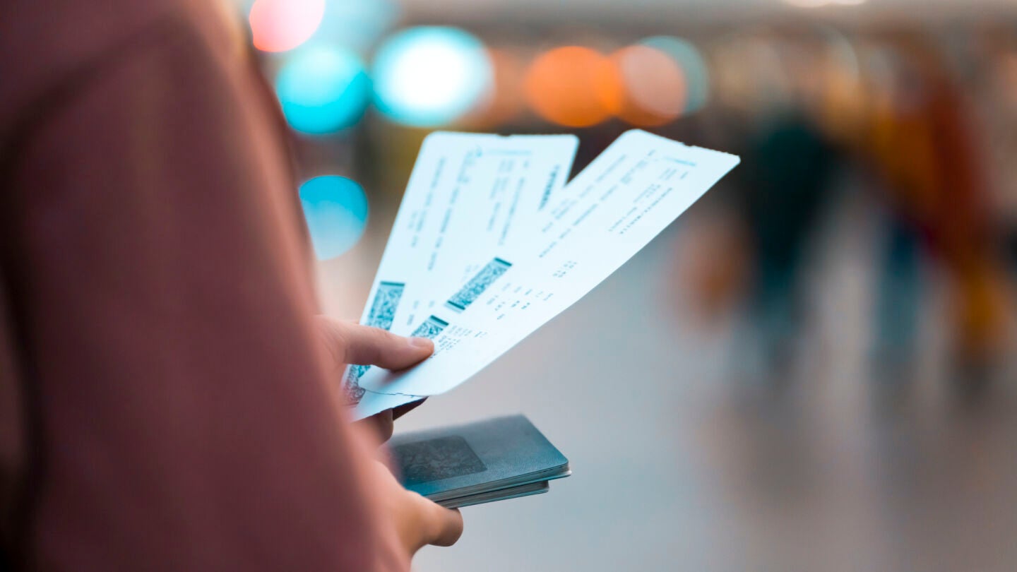 Viajero con billetes de avi&oacute;n en el aeropuerto