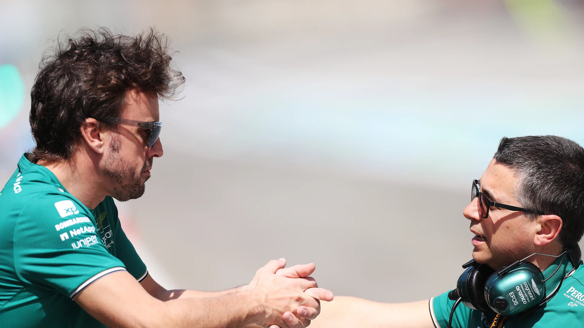 Fernando Alonso y un ingeniero de Aston Martin