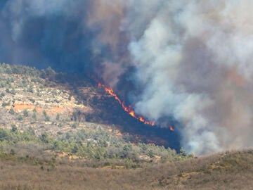 Vista del incendio declarado en la localidad castellonense de Villanueva de Viver, desde el municipio turolense de San Agustin.